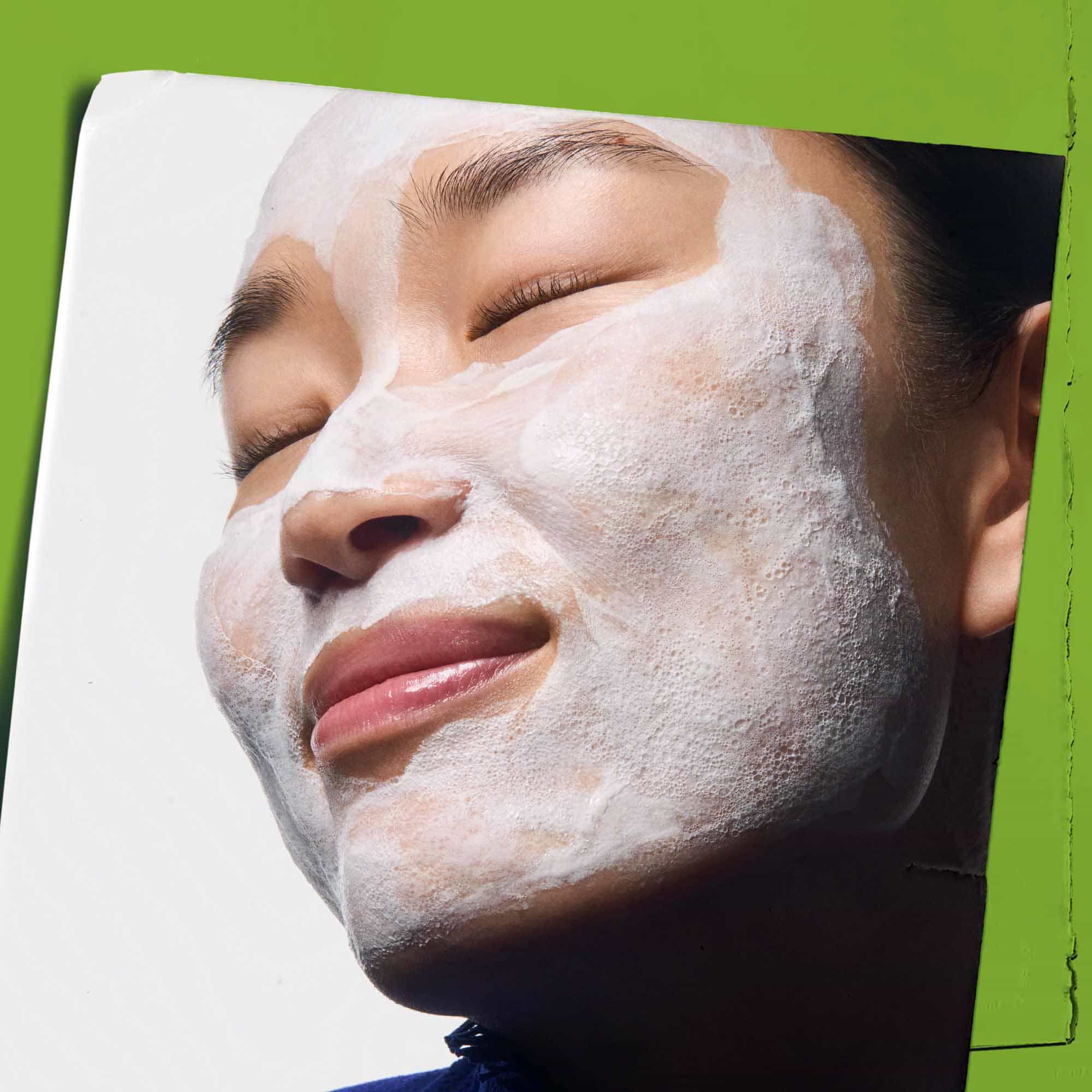 Rare Earth Deep Pore Daily Cleanser aplikovany na obličej.