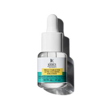 15ml lahvička Kiehl's Truly-Targeted Blemish-Clearing Solution na bilem pozadi.