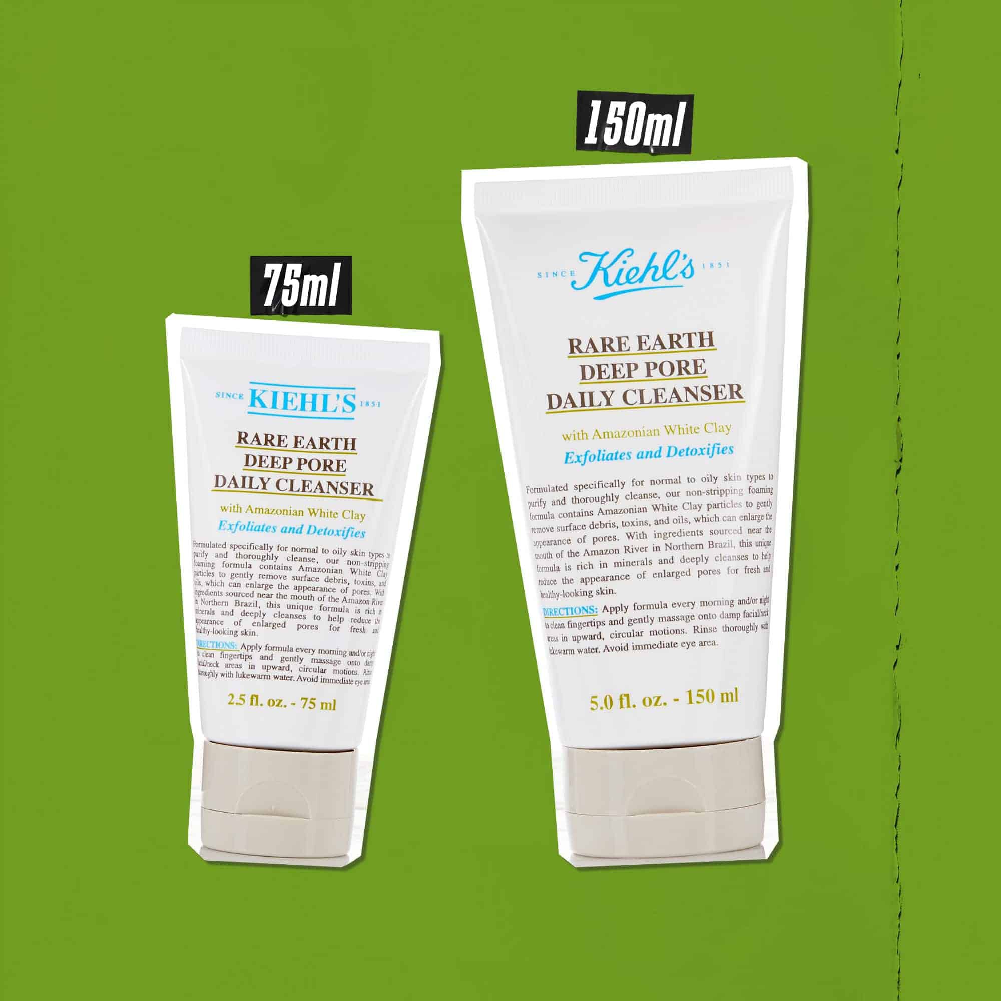 Tři tuby Rare Earth Deep Pore Daily Cleanser v různych velikostech (75 ml, 125 ml, 150 ml) na zelenem pozadi.