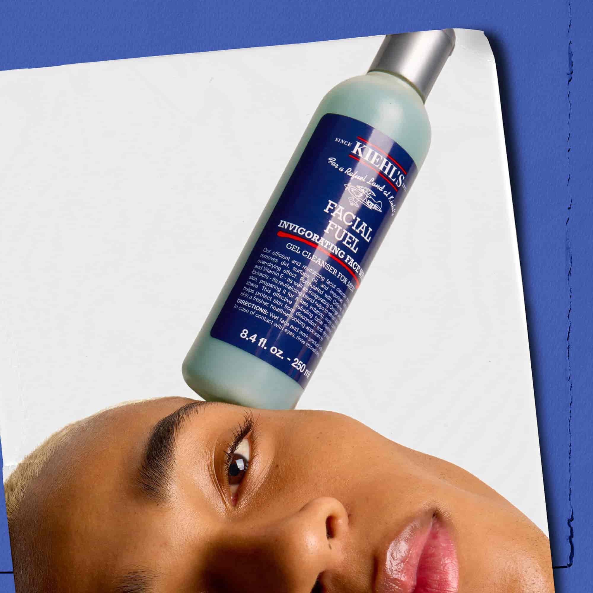 Model s lahvičkou energizujiciho čisticiho gelu Kiehl's Facial Fuel balancujici na tvaři