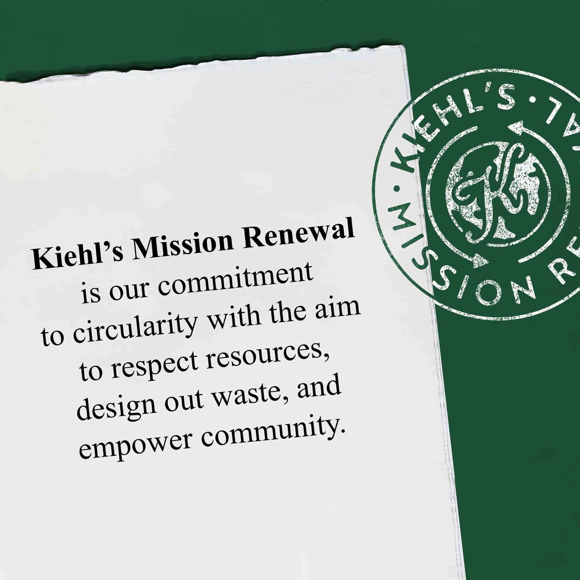 Grafika shrnujici Kiehl's Mission Renewal s textem o ochraně zdrojů, eliminaci odpadu a posilovani komunit.