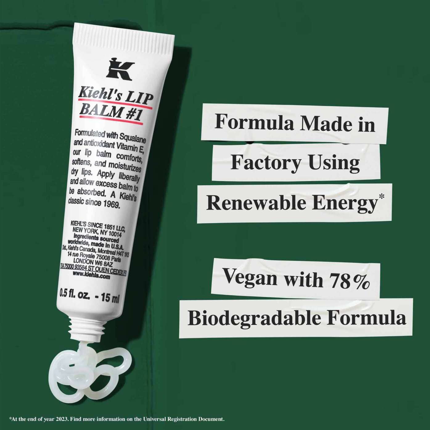 Tuba balzamu Lip Balm #1 s textem zdůrazňujicim udržitelnost: „Složeni vyrobene v tovarně využivajici obnovitelnou energii“ a „Veganske se 78% biologicky rozložitelnym složenim“.