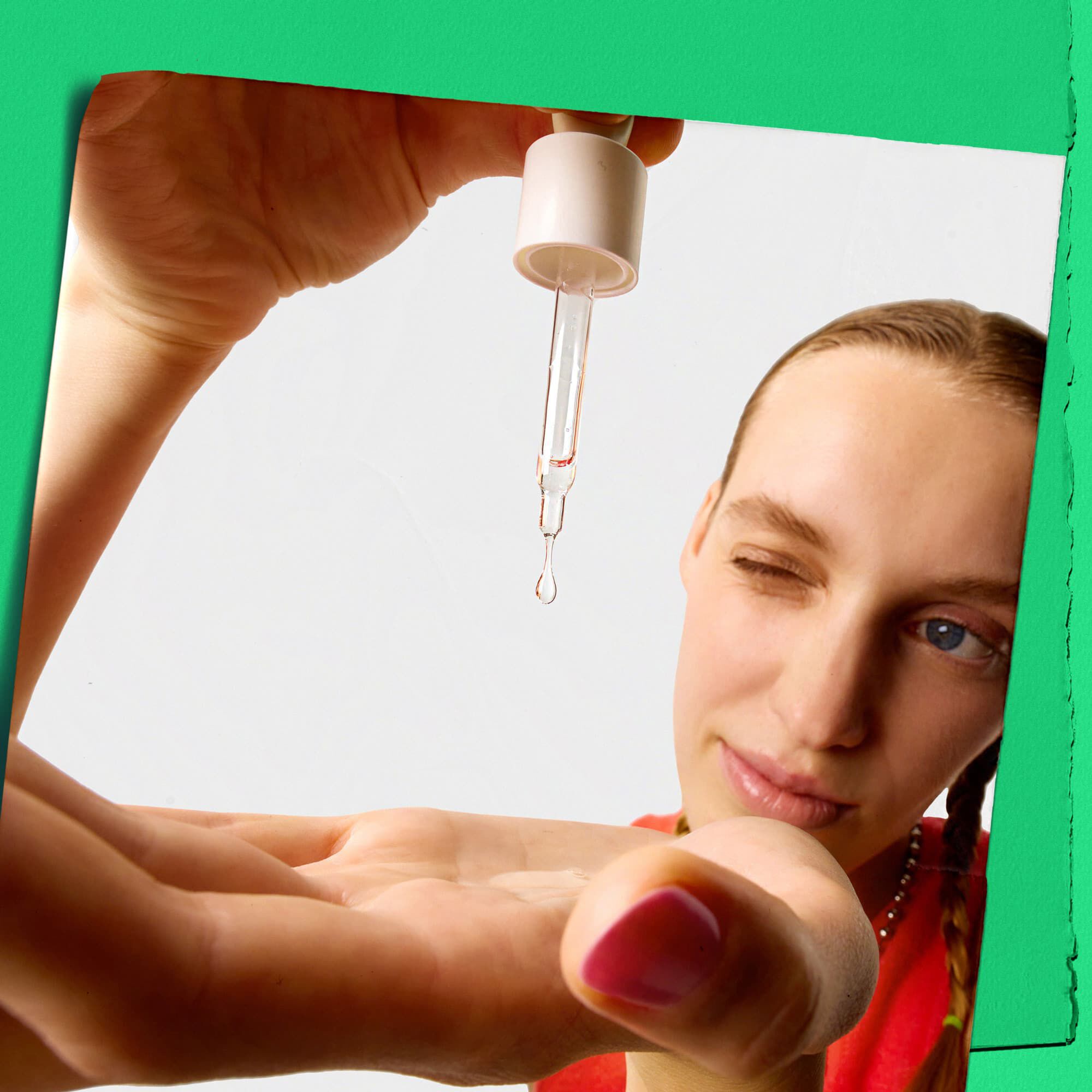 Model nanašejici kapky sera Kiehl's Ultra Pure High-Potency Serum na ruku