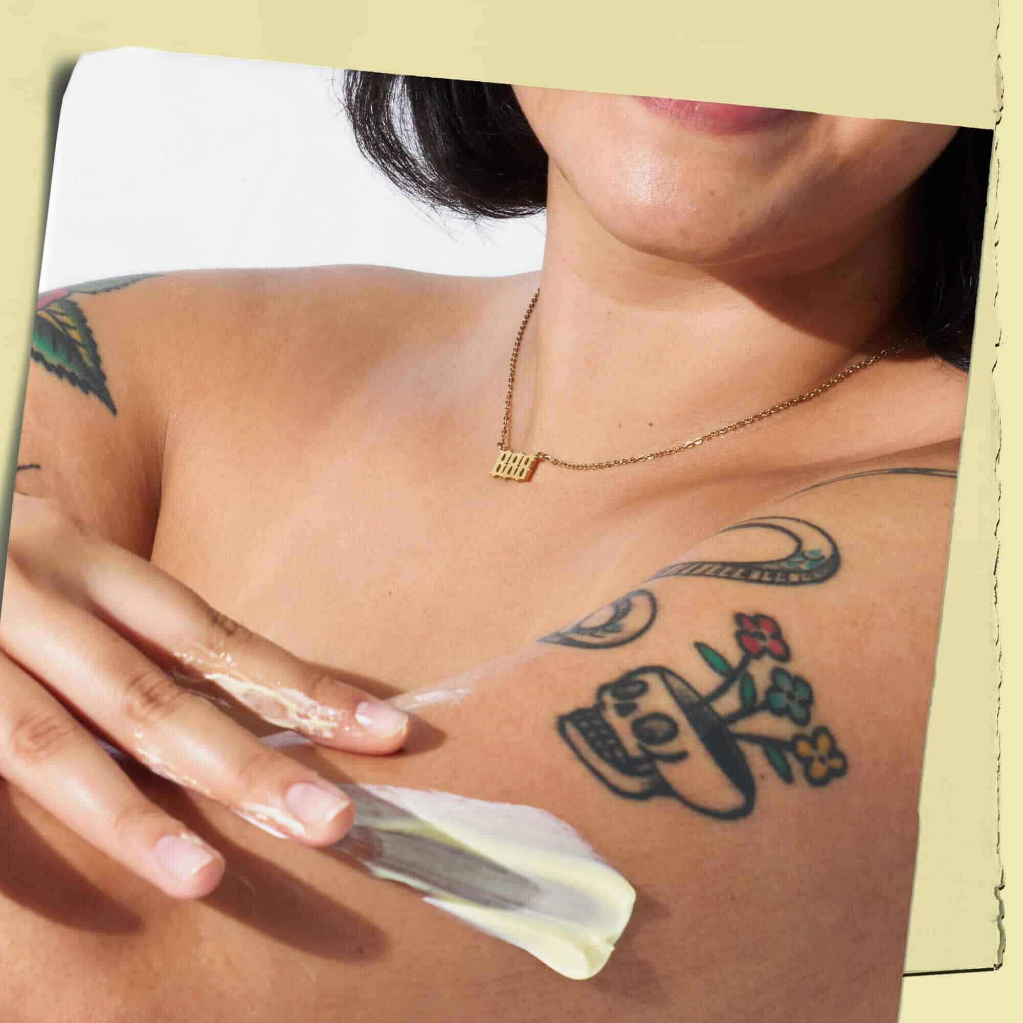 Tetovana modelka s texturou těloveho mleka Kiehl's Creme de Corps na pokožce