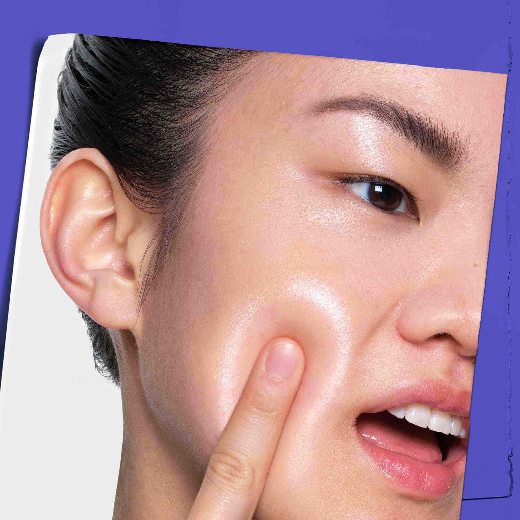Osoba aplikujici Clearly Corrective Dark Spot Solution na svou pleť.