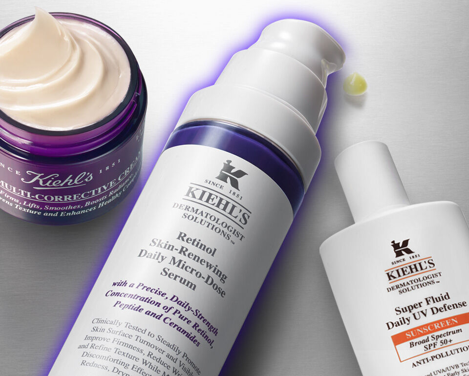 Krem a serum značky Kiehl's na světlem kovovem pozadi.