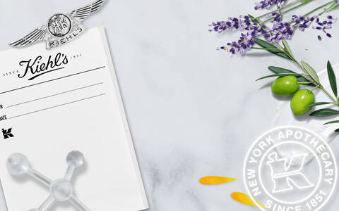 Historicka fotografie Kiehl's lekarny a moderni design s levanduli a olivami na mramorovem pozadi.