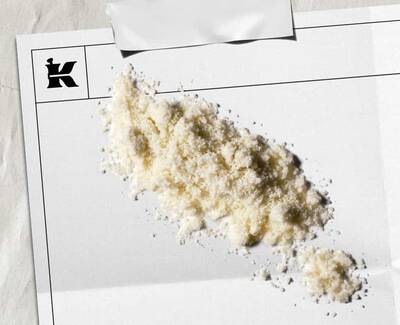 Kremovy prašek představujici 1% koloidni ovesnou kaši na bilem platně s černym logem Kiehl's v rohu.