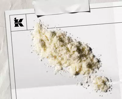 Kremovy prašek představujici 1% koloidni ovesnou kaši na bilem platně s černym logem Kiehl's v rohu.
