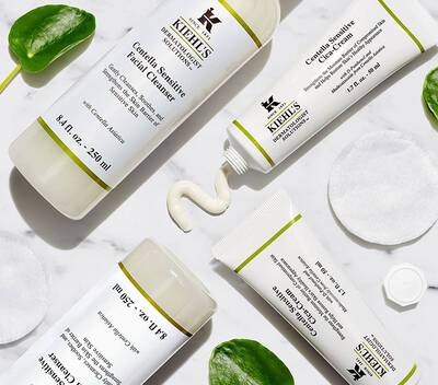 Přirodni peče o pleť od Kiehl's: čistici prostředek a krem z řady Centella Sensitive na bilem pozadi.