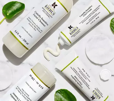 Přirodni peče o pleť od Kiehl's: čistici prostředek a krem z řady Centella Sensitive na bilem pozadi.