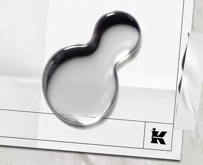 Čira kapka tekutiny představujici Dexpanthenol (Provitamin B5) na bilem listu s černym logem Kiehl's v rohu.