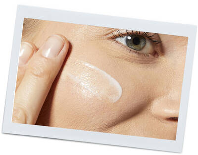 Žena aplikuje pleťovy krem na tvař, blizky pohled na pokožku a ruku s kremem.