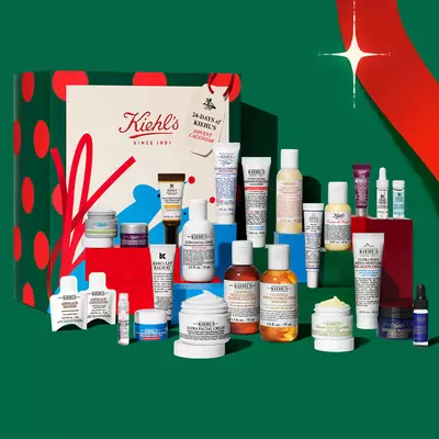 Vanočni adventni kalendař značky Kiehl’s a darkova sada pro peči o pleť obsahujici vybrane kremy, sera, čistici tonika a pečujici produkty v slavnostnim baleni.