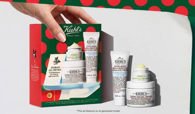 Darkova sada Kiehl's obsahujici Ultra Facial Cream, Ultra Body Mega Moisture Squalane Cream a Creamy Eye Treatment s avokadem, vystavena s vanočni cenovkou.