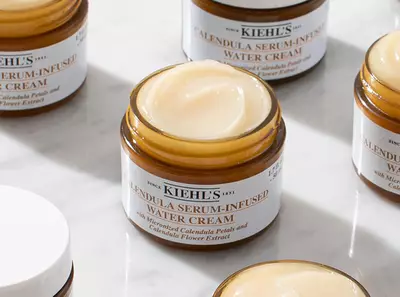 Tři skleněne dozy s kremem Kiehl's obsahujici serum s extraktem z měsičku.