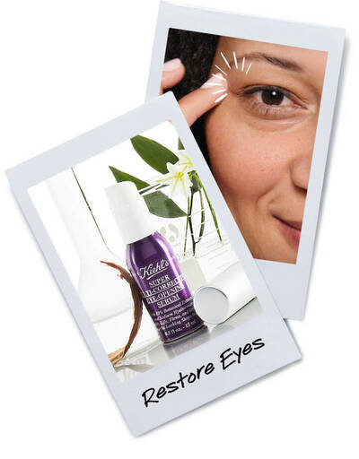 Na obrazku je žena s růžovym serem na oči Kiehl's a vyrazně se diva na zpevněni pleti kolem oči.